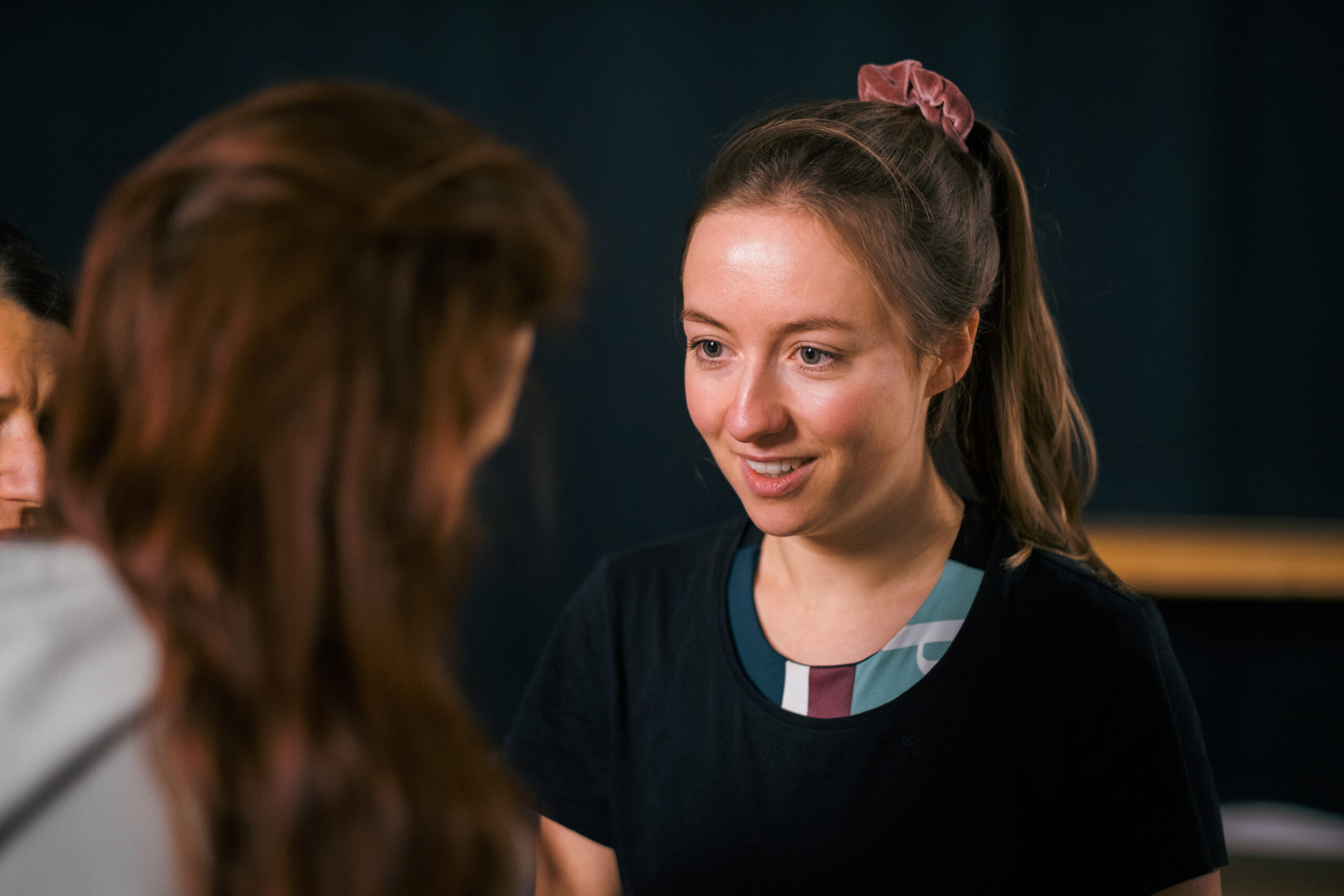 zwei schauspielerinnen spielen interaktives theater