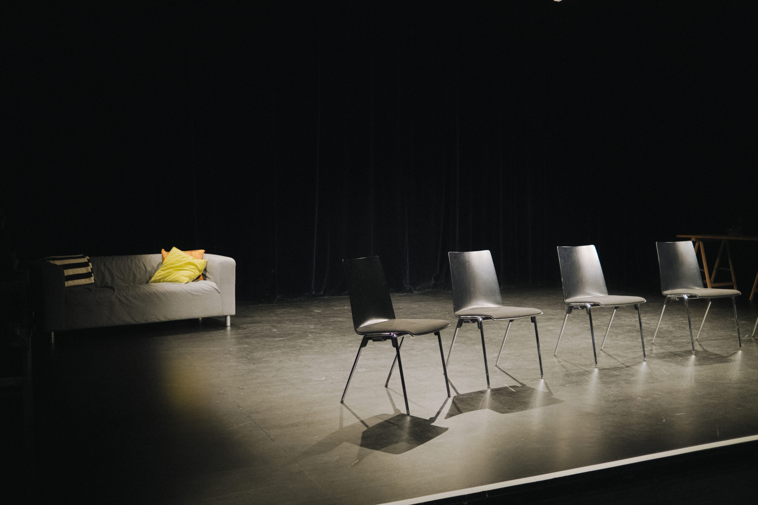 vier stühle auf einer bühne für eine inszenierung des theaters act-back projekt