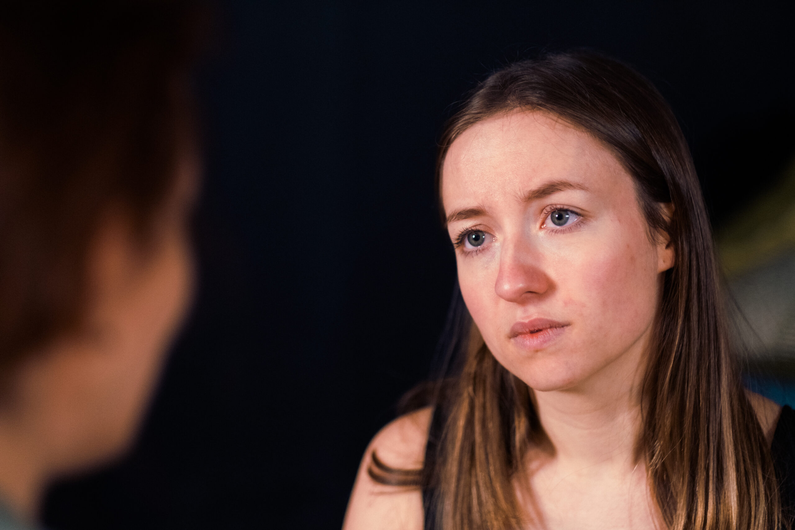 interaktives theater frau schaut betroffen