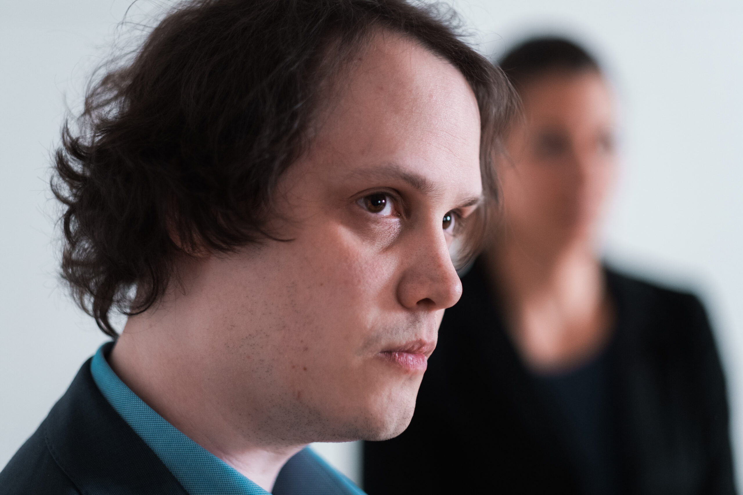 junger mann über uns theater act-back