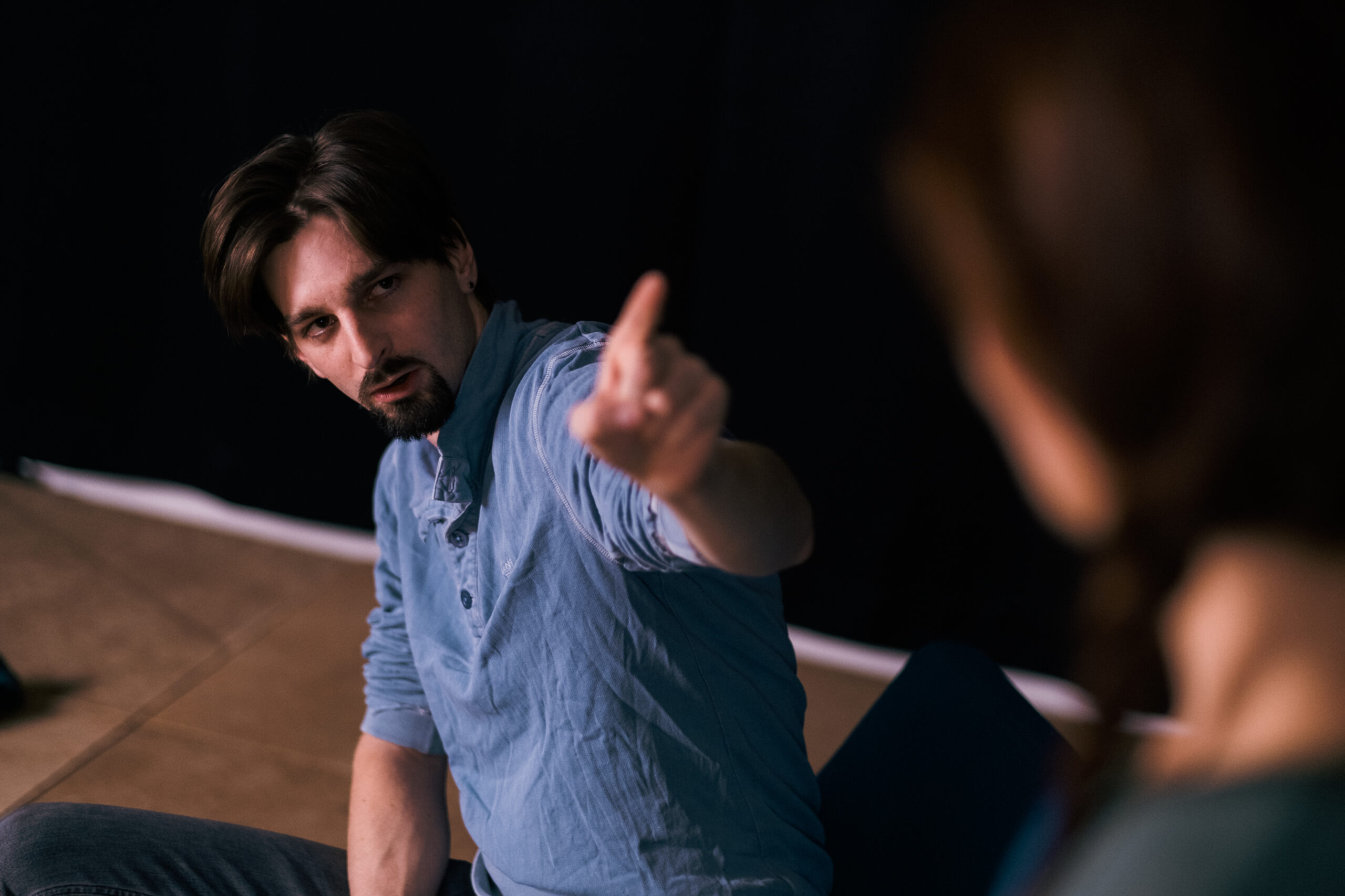Mann zeigt in forumtheater mit dem finger
