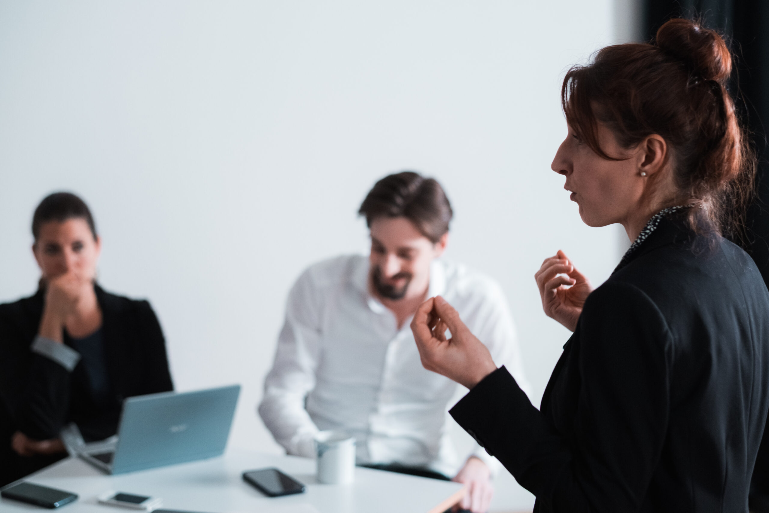Schauspielerin in einem interaktiven Unternehmenstheater